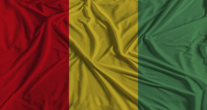 Gerahmter Druck : Flagge von Guinea mit Stofftextur-Hintergrund. Gerahmter Druck : Flagge von Guinea mit Stofftextur-Hintergrund.