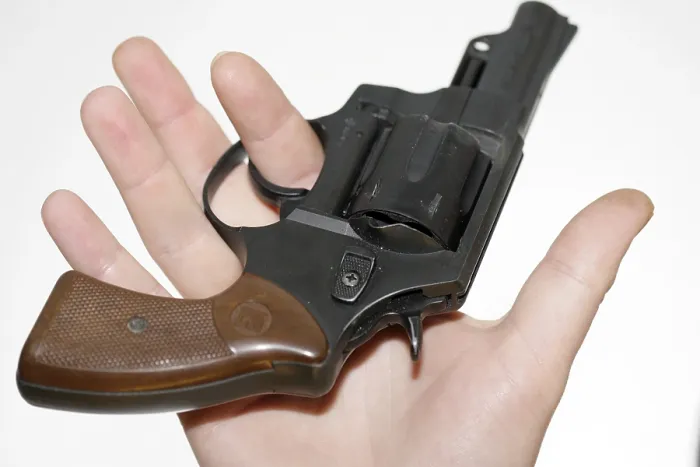 Gerahmter Druck : Waffe in der Hand Gerahmter Druck : Waffe in der Hand