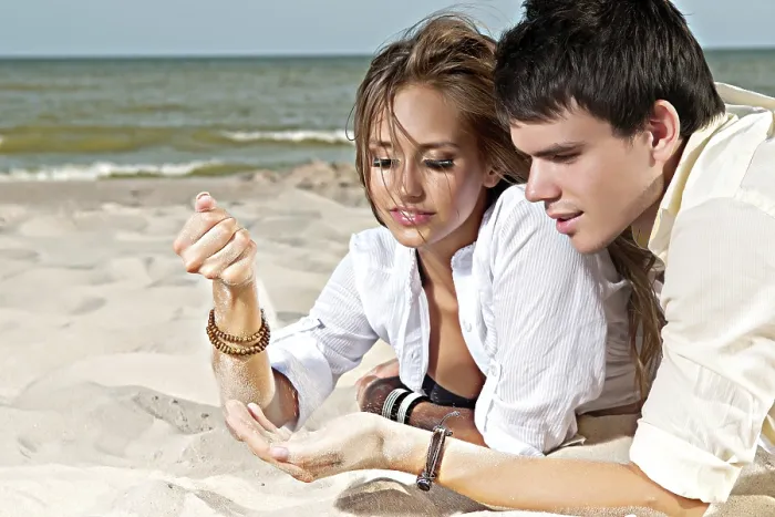 Gerahmter Druck : Guy und seine Freundin sind am Strand. Gerahmter Druck : Guy und seine Freundin sind am Strand.