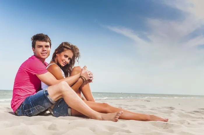 Gerahmter Druck : Guy und seine Freundin sind am Strand. Gerahmter Druck : Guy und seine Freundin sind am Strand.