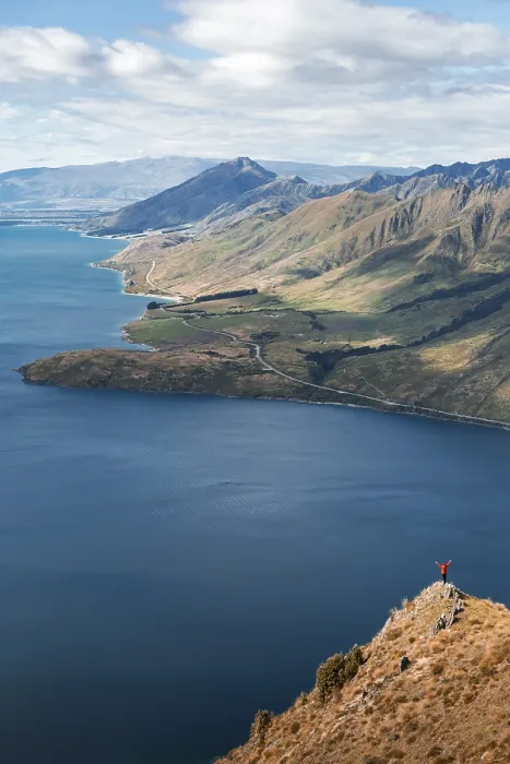 Gerahmter Druck : Ein Mann auf einem Berg am Lake Hawea. Gerahmter Druck : Ein Mann auf einem Berg am Lake Hawea.