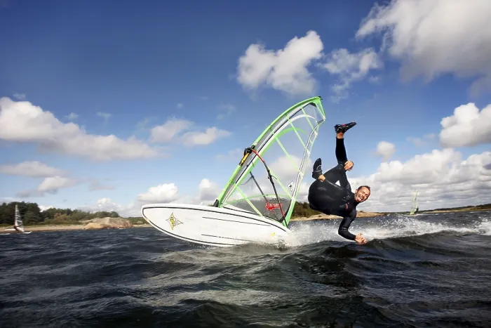 Gerahmter Druck : Surfer fährt Windsurfboard.