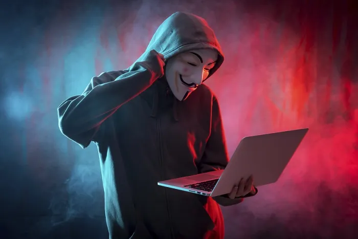 Gerahmter Druck : Ein Hacker mit einer anonymen Maske, einem Computer und ein Kampfsymbol. Gerahmter Druck : Ein Hacker mit einer anonymen Maske, einem Computer und ein Kampfsymbol.