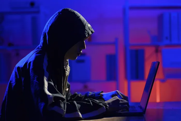 Gerahmter Druck : Ein Hacker führt eine Cyberangriff durch, der zu einem Datenverlust führt. Gerahmter Druck : Ein Hacker führt eine Cyberangriff durch, der zu einem Datenverlust führt.