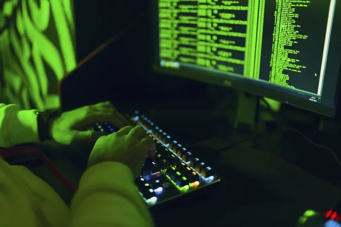 Gerahmter Druck : Ein Hacker in Hoodie arbeitet an Hacks auf einem Computer. Gerahmter Druck : Ein Hacker in Hoodie arbeitet an Hacks auf einem Computer.
