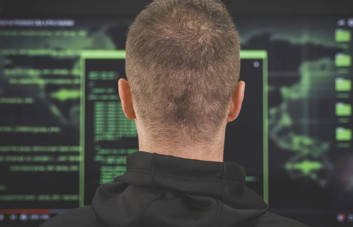 Gerahmter Druck : Hacker. Rückansicht. Hacking- und Internet-Sicherheitskonzept Gerahmter Druck : Hacker. Rückansicht. Hacking- und Internet-Sicherheitskonzept