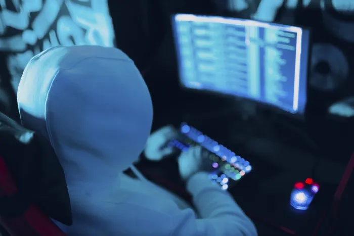 Gerahmter Druck : Ein Hacker verwendet Computer-Malware-Viren-Software und hakt Binärcode auf grüner digitaler Schnittstelle. Gerahmter Druck : Ein Hacker verwendet Computer-Malware-Viren-Software und hakt Binärcode auf grüner digitaler Schnittstelle.