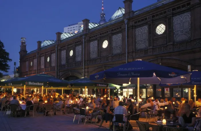 Gerahmter Druck : Platz am Hackeschen Markt in der Abenddämmerung. Gerahmter Druck : Platz am Hackeschen Markt in der Abenddämmerung.