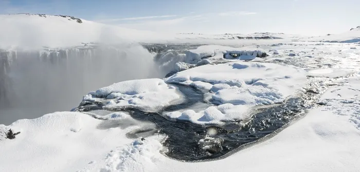Gerahmter Druck : Hafragilsfoss-Wasserfall im Winter.
