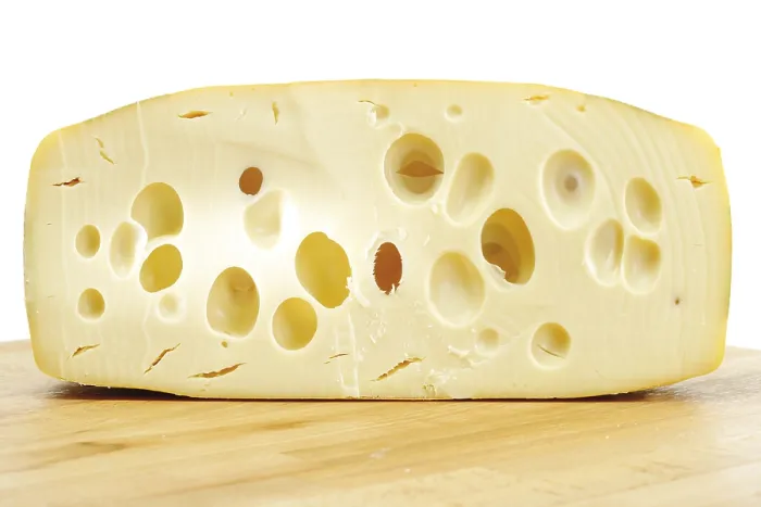 Gerahmter Druck : Ein halber Block Leerdammer-Käse. Gerahmter Druck : Ein halber Block Leerdammer-Käse.