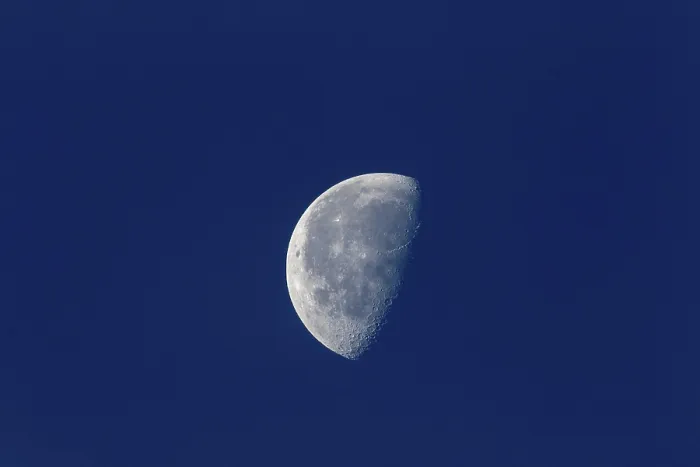 Gerahmter Druck : Der halbe Mond und das blaue Himmel. Gerahmter Druck : Der halbe Mond und das blaue Himmel.