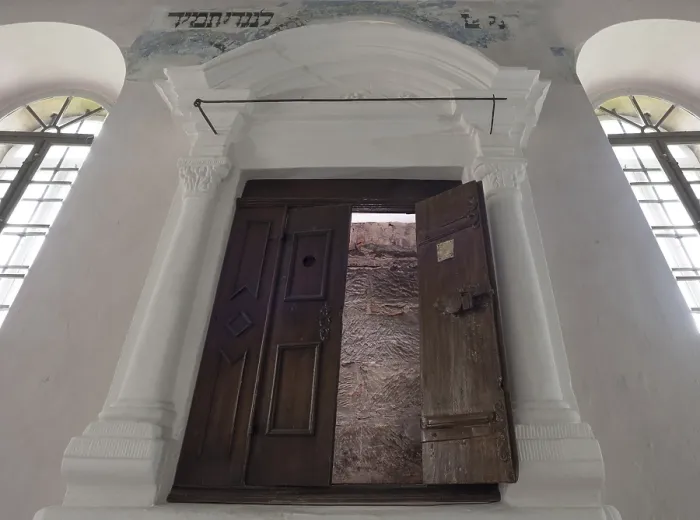 Gerahmter Druck : Halbgeöffneter Torah-Schrein in der Synagoge. Gerahmter Druck : Halbgeöffneter Torah-Schrein in der Synagoge.
