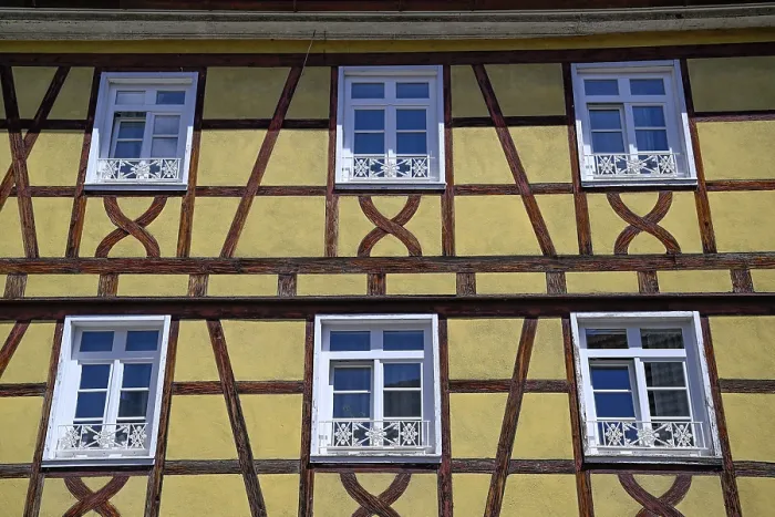 Gerahmter Druck : Halbverschaltes Gebäude in Gernsbach. Gerahmter Druck : Halbverschaltes Gebäude in Gernsbach.