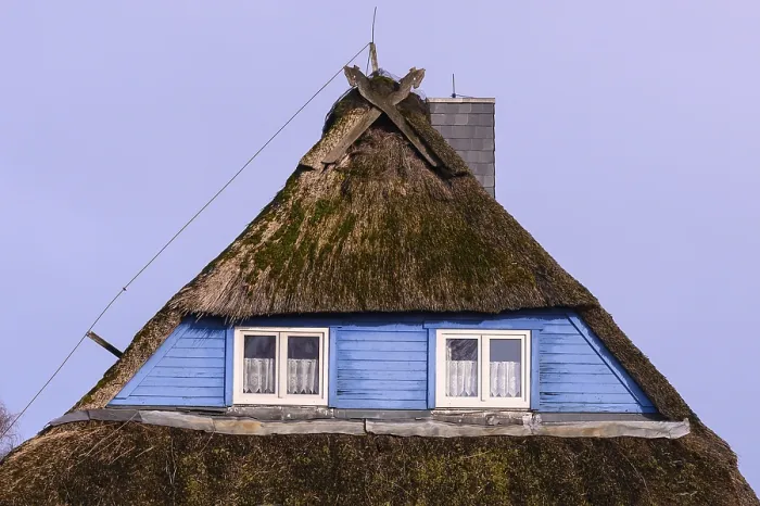 Gerahmter Druck : Giebel eines Fachwerkgiebels eines Strohdaches in Dummer. Gerahmter Druck : Giebel eines Fachwerkgiebels eines Strohdaches in Dummer.