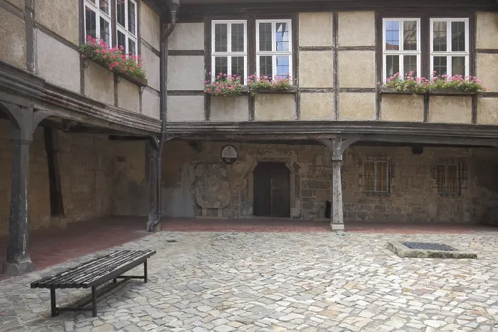 Gerahmter Druck : Halbzeit-Haus, Hof mit Bank. Gerahmter Druck : Halbzeit-Haus, Hof mit Bank.