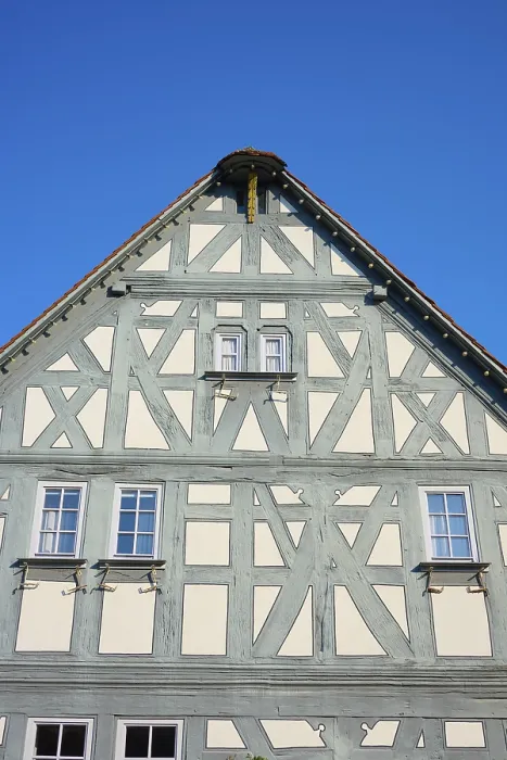 Gerahmter Druck : Ein Detail eines Fachwerks mit Fenstern. Gerahmter Druck : Ein Detail eines Fachwerks mit Fenstern.