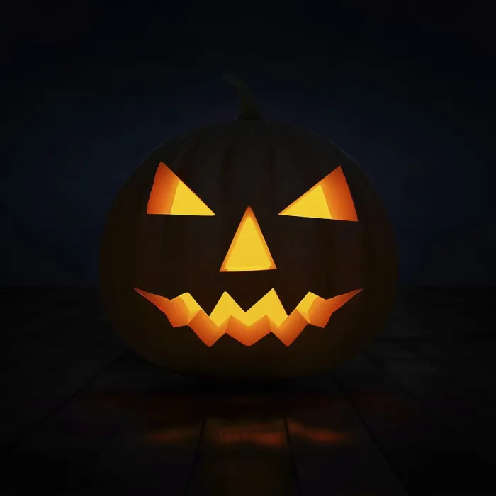 Gerahmter Druck : Ein gruseliges, von Kerzenlicht erhelles, geschnitztes Kürbis-Design für Halloween Gerahmter Druck : Ein gruseliges, von Kerzenlicht erhelles, geschnitztes Kürbis-Design für Halloween
