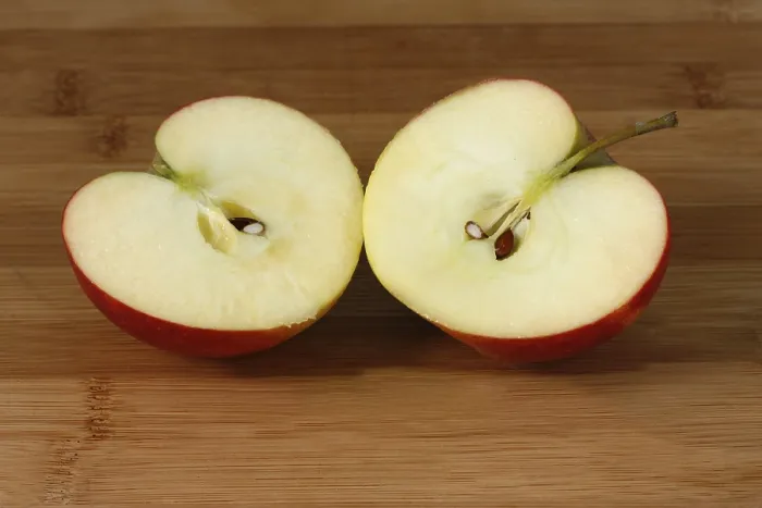 Gerahmter Druck : Zwei Hälften einer Elstar-Apfel (Malus) Gerahmter Druck : Zwei Hälften einer Elstar-Apfel (Malus)