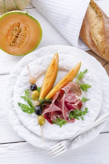 Gerahmter Druck : Schinken mit Melone und Oliven. Gerahmter Druck : Schinken mit Melone und Oliven.