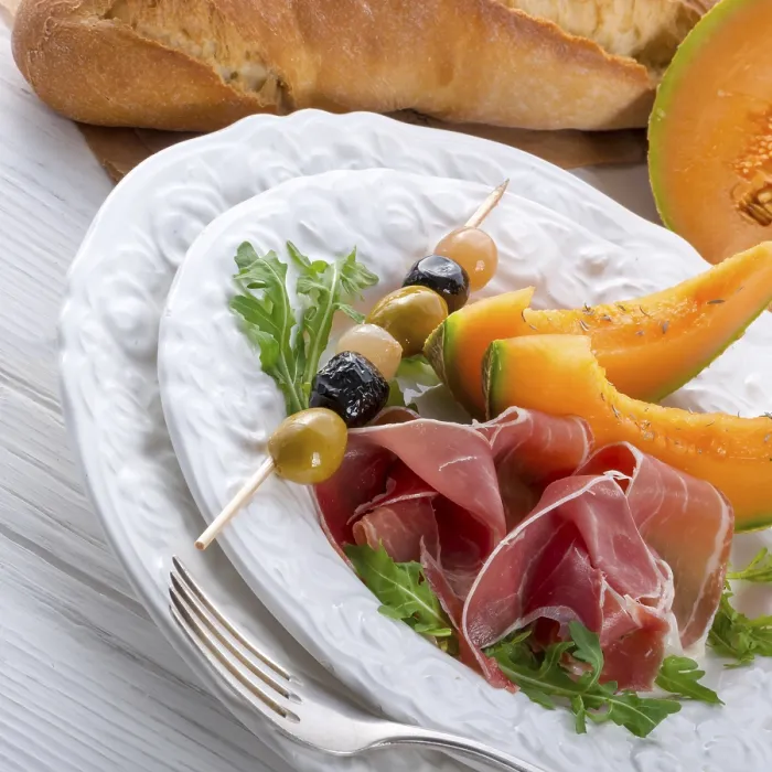 Gerahmter Druck : Schinken mit Melone und Oliven. Gerahmter Druck : Schinken mit Melone und Oliven.