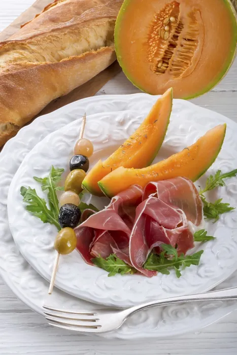 Gerahmter Druck : Schinken mit Melone und Oliven. Gerahmter Druck : Schinken mit Melone und Oliven.