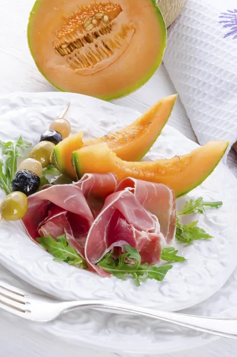 Gerahmter Druck : Schinken mit Melone und Oliven. Gerahmter Druck : Schinken mit Melone und Oliven.