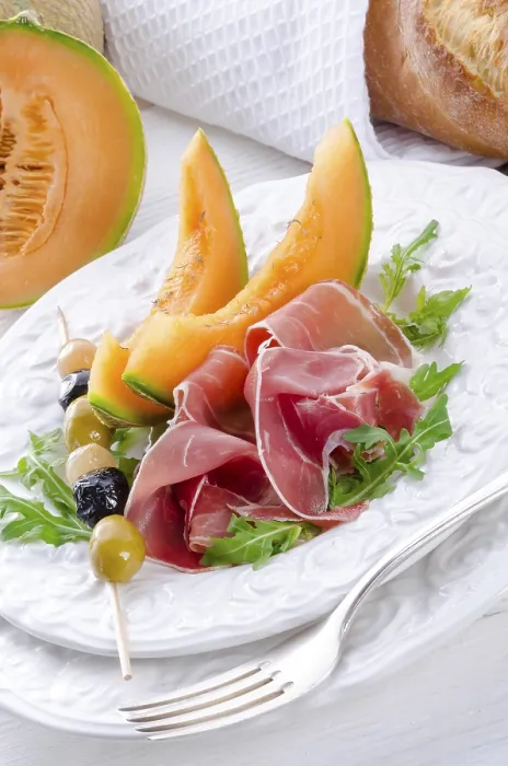Gerahmter Druck : Schinken mit Melone und Oliven. Gerahmter Druck : Schinken mit Melone und Oliven.