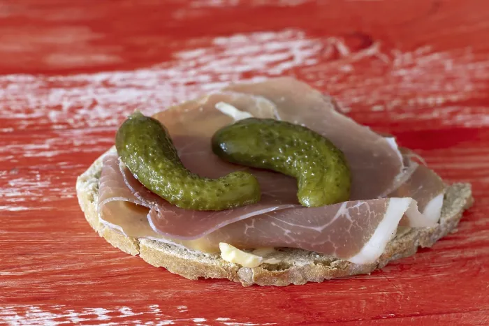 Gerahmter Druck : Ham sandwich auf rotem Hintergrund. Gerahmter Druck : Ham sandwich auf rotem Hintergrund.