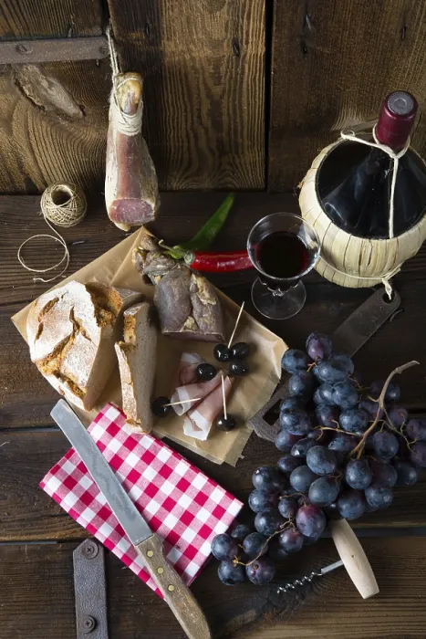 Gerahmter Druck : Schinken, Wein und Brot. Gerahmter Druck : Schinken, Wein und Brot.