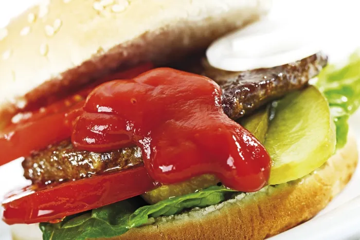 Gerahmter Druck : Hamburger mit Ketchup Gerahmter Druck : Hamburger mit Ketchup