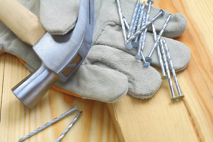 Gerahmter Druck : Hämmer, Nägel, Handschuhe, Bau Gerahmter Druck : Hämmer, Nägel, Handschuhe, Bau