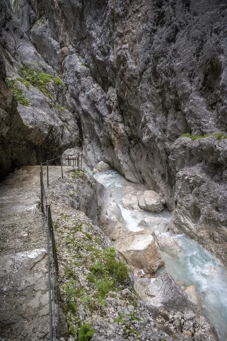 Gerahmter Druck : Hammersbach fließt durch Hollentalklamm. Gerahmter Druck : Hammersbach fließt durch Hollentalklamm.