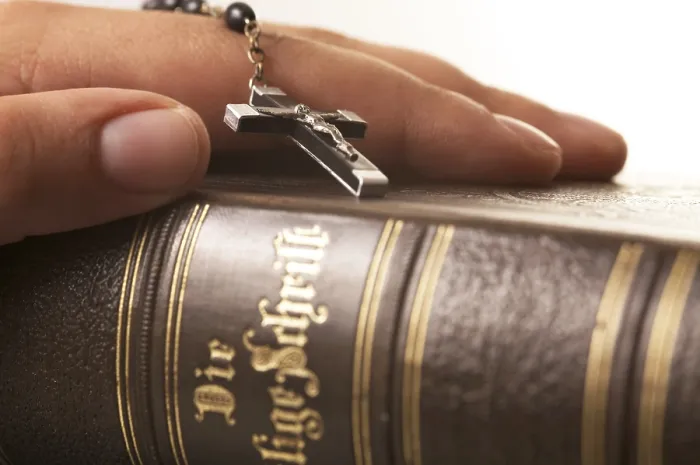 Gerahmter Druck : Hand aufs Evangelium Gerahmter Druck : Hand aufs Evangelium