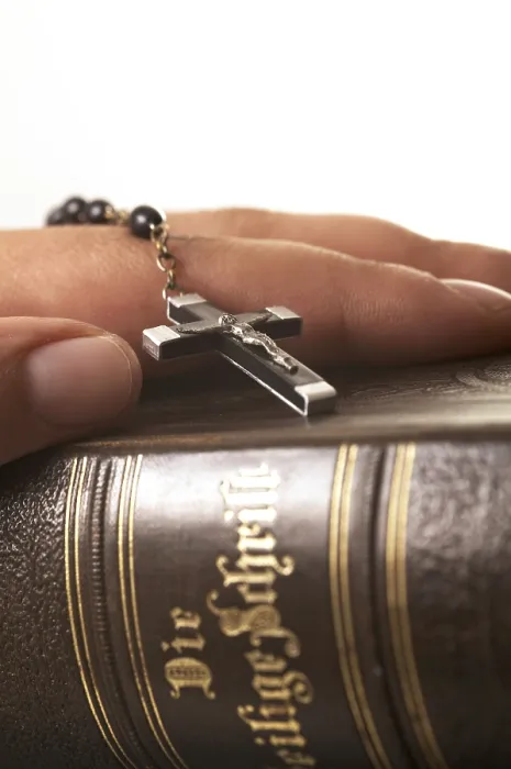 Gerahmter Druck : Hand auf die Bibel Gerahmter Druck : Hand auf die Bibel
