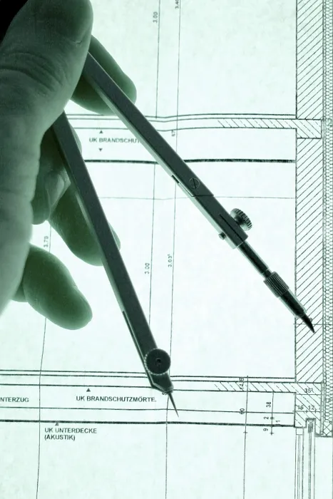 Gerahmter Druck : Hand mit Trennlinien auf einem Bauplan. Gerahmter Druck : Hand mit Trennlinien auf einem Bauplan.