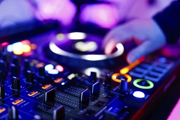 Gerahmter Druck : Die Hand eines DJs auf einem Mischpult, auch DJ-Controller oder DJ-Konsole genannt. Gerahmter Druck : Die Hand eines DJs auf einem Mischpult, auch DJ-Controller oder DJ-Konsole genannt.