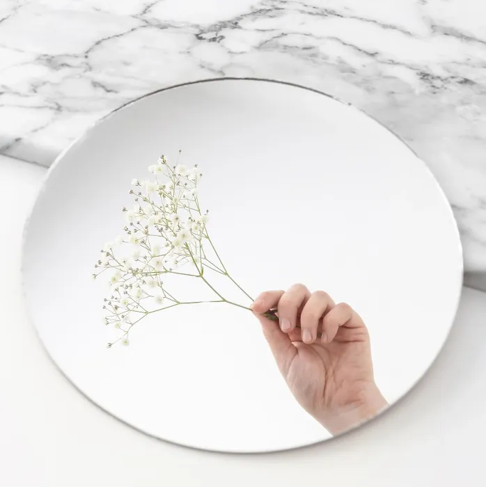 Gerahmter Druck : Hand mit Blumen Spiegel Gerahmter Druck : Hand mit Blumen Spiegel