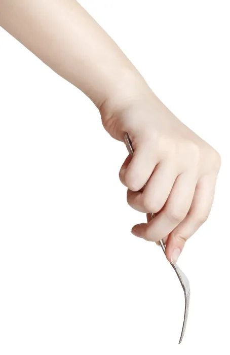 Gerahmter Druck : Hand mit Gabel gegen weißen Hintergrund. Gerahmter Druck : Hand mit Gabel gegen weißen Hintergrund.