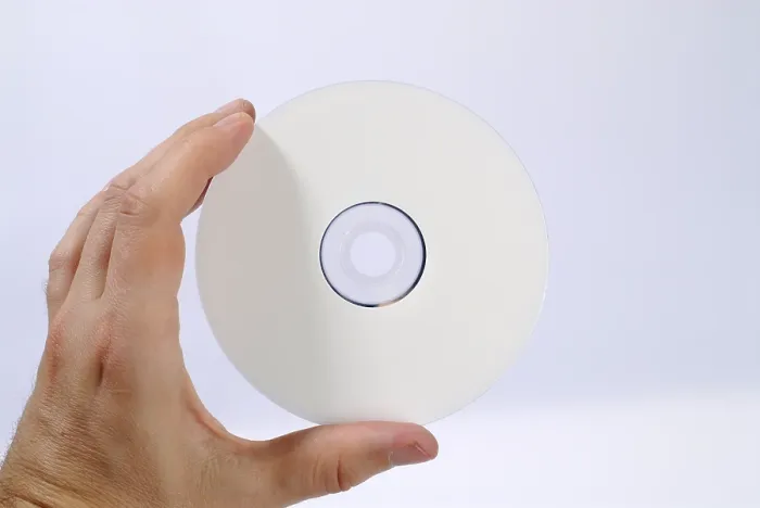 Gerahmter Druck : Hand hält eine CD. Gerahmter Druck : Hand hält eine CD.