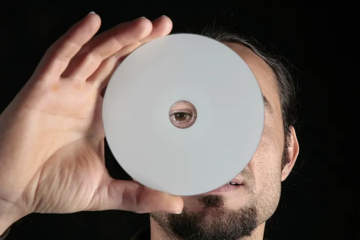 Gerahmter Druck : Hand hält CD. Gerahmter Druck : Hand hält CD.