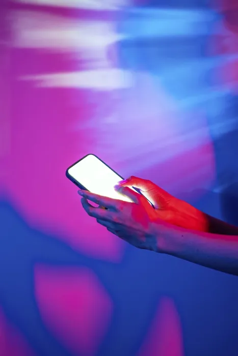 Gerahmter Druck : Eine Hand interagiert mit einem Smartphone. Gerahmter Druck : Eine Hand interagiert mit einem Smartphone.