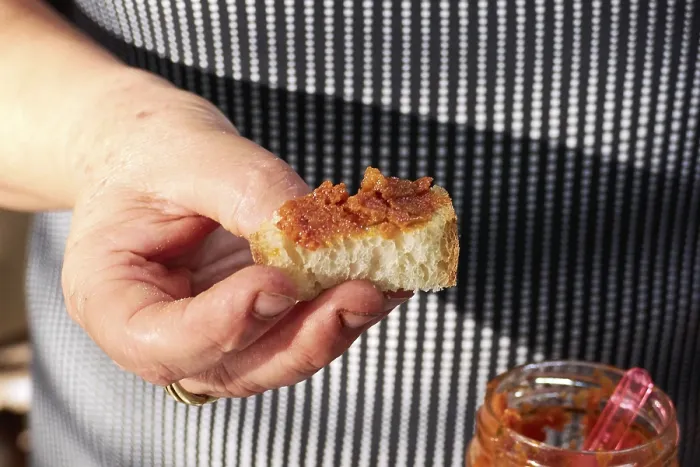 Gerahmter Druck : Hand, Stück weißer Brot, rote Marmelade Gerahmter Druck : Hand, Stück weißer Brot, rote Marmelade