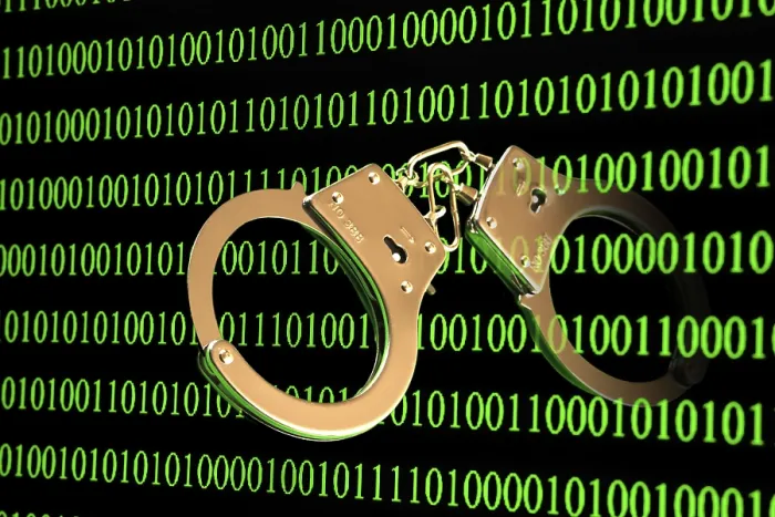 Gerahmter Druck : Handfesseln mit Binärcode, Symbolbild der Computerkriminalität. Gerahmter Druck : Handfesseln mit Binärcode, Symbolbild der Computerkriminalität.