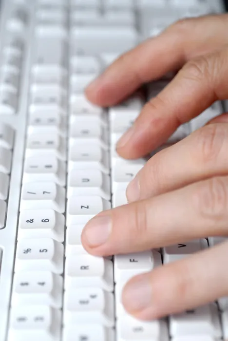 Gerahmter Druck : Hände auf Computer-Tastatur. Gerahmter Druck : Hände auf Computer-Tastatur.