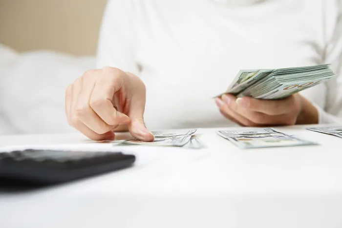 Gerahmter Druck : Hände, die Geld zählen, Nahschuss. Gerahmter Druck : Hände, die Geld zählen, Nahschuss.