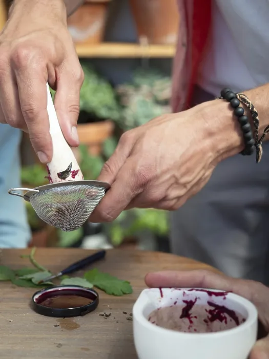 Gerahmter Druck : Hände filter Beetrübensaft durch ein Sieb. Gerahmter Druck : Hände filter Beetrübensaft durch ein Sieb.