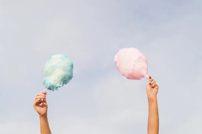 Gerahmter Druck : Hände halten Zuckerwatte. Gerahmter Druck : Hände halten Zuckerwatte.