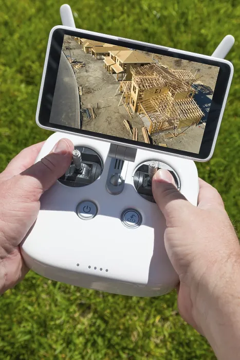 Gerahmter Druck : Hände halten Quadrocopter-Controller mit Bauhaus-Framing auf dem Bildschirm. Gerahmter Druck : Hände halten Quadrocopter-Controller mit Bauhaus-Framing auf dem Bildschirm.