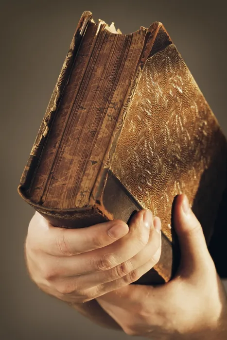 Gerahmter Druck : Hände halten ein wichtiges altes Buch. Gerahmter Druck : Hände halten ein wichtiges altes Buch.