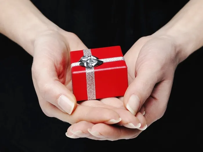 Gerahmter Druck : Hände halten einen roten Geschenkbox. Gerahmter Druck : Hände halten einen roten Geschenkbox.